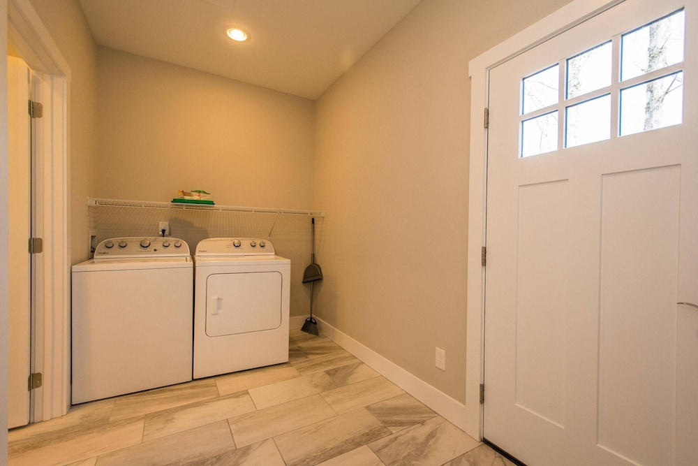 Modern Upper Retreat w Free Tix Deck 2 Suites