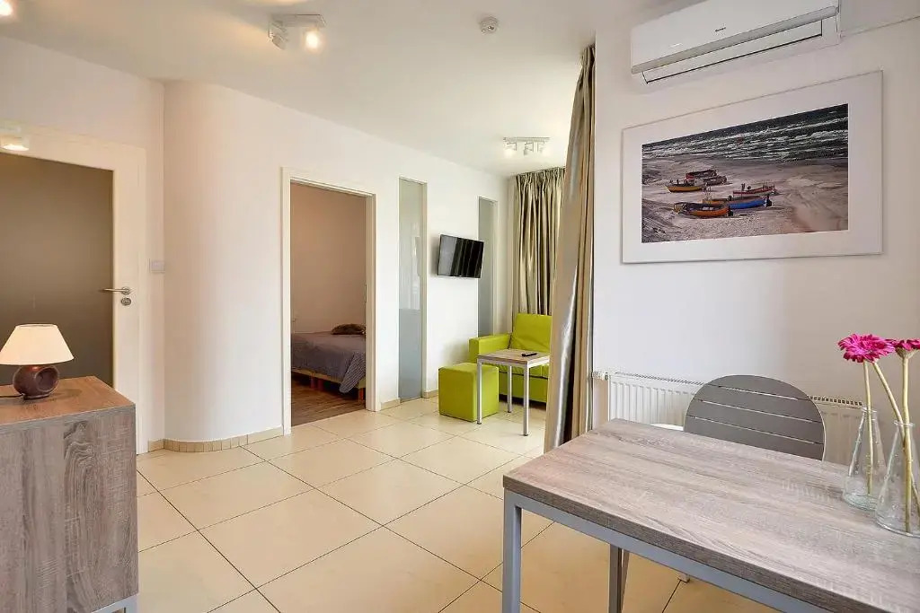 Elegancki Apartament Sun Seasons 24 Blisko Plaży z Parkingiem by Noclegi Renters