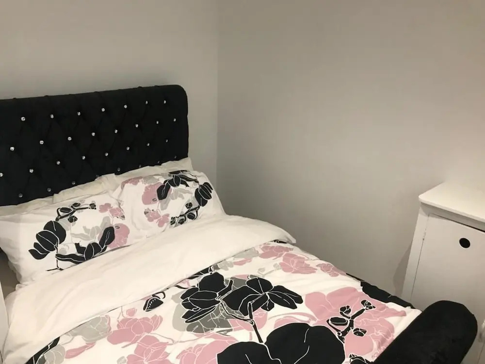 Impeccable 2-Bed Cottage in Dagenham