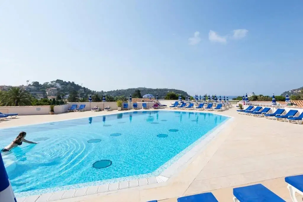 La Petite Cachette - Pool and 150m to the beach