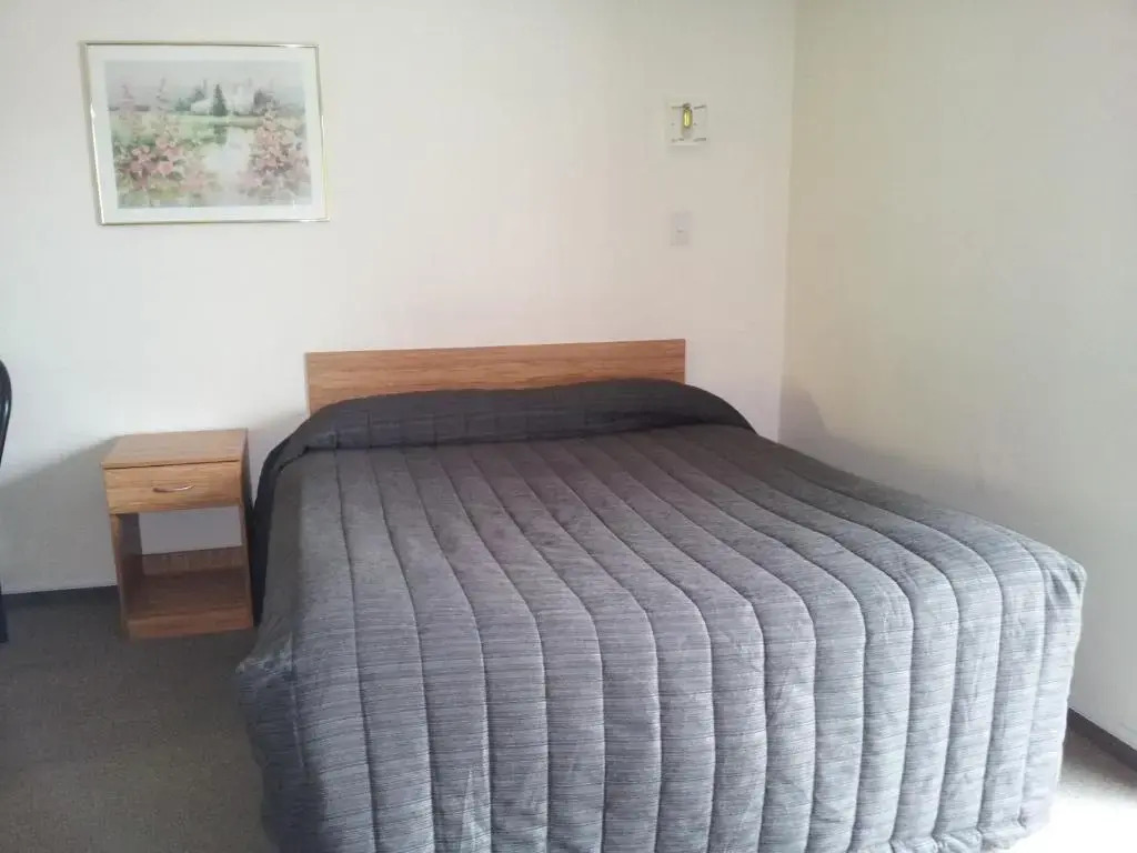 Ace High Motor Inn