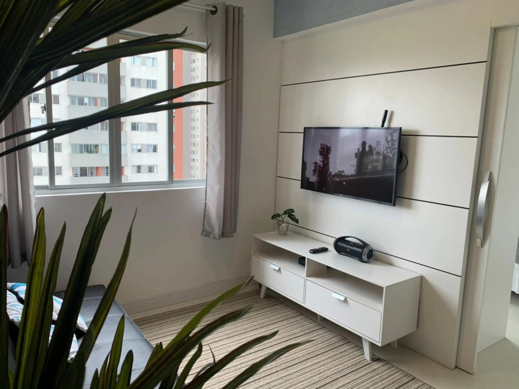 1103- Apartamento Encantador, amplo e decorado, mobiliario moderno, cozinha completa com utensílios , Excelente vista da cidade e localização privelegiada no bairro Bigorrilho