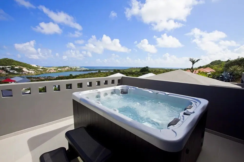 Contemporary Villa, Great Views, Pool, Hot Tub, AC, Free Wifi, Near Orient Bay Beach!