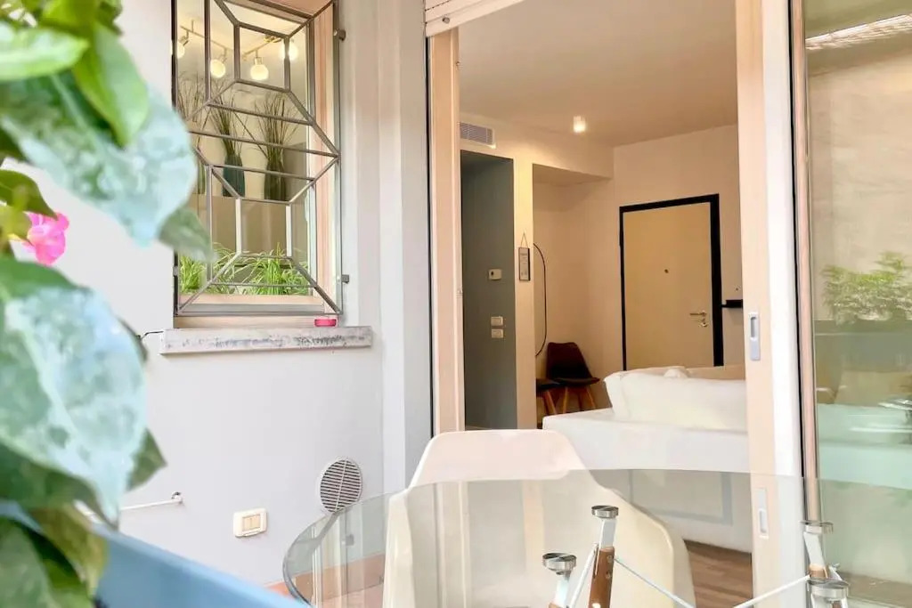 Chic Apartment - River View - Free Parking and WIFI