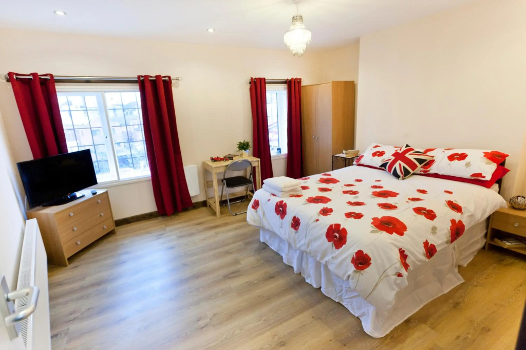 Emporium Nottingham - Your own City Centre Self Catering Apartment - with 3 Bathrooms and Full Kitchen, ideal for Contractors too - Outside Smoking Area - "Cook as you would at Home" - by Victoria Centre Shopping Centre on Huntingdon Street
