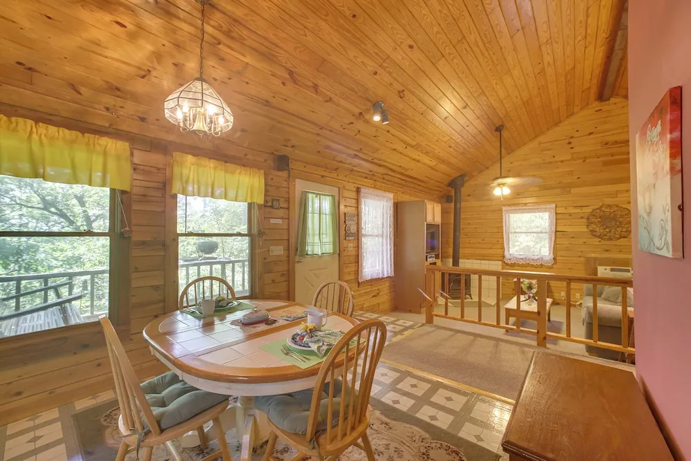 Eureka Springs Studio w/ Deck, Views & Bbq!
