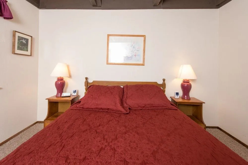 3BR Loft Chalet 3 Blocks to Heavenly by RedAwning