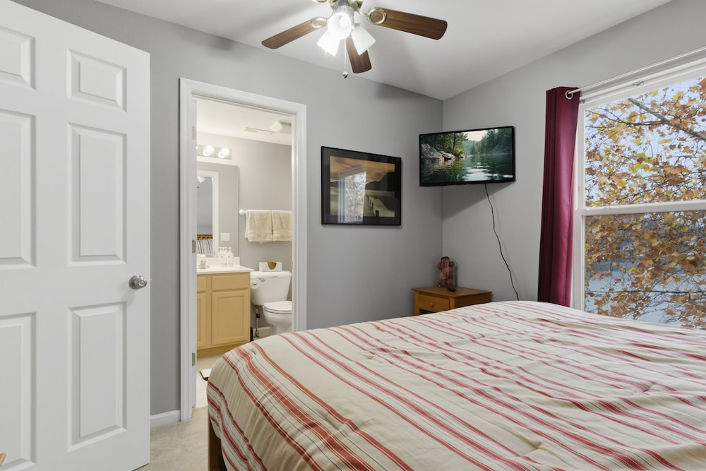 Lake Views & Loft Retreat for Kids w/ 12x30 Slip at Mm11
