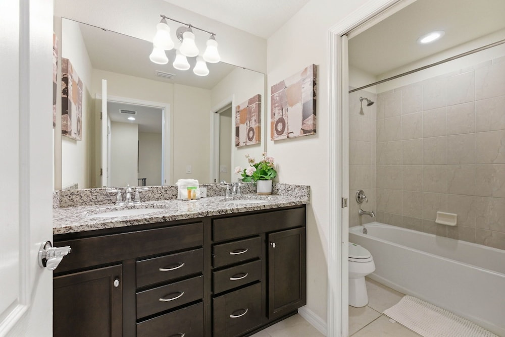 Cozy and Spacious 5BR With Pool Near Disney Parks