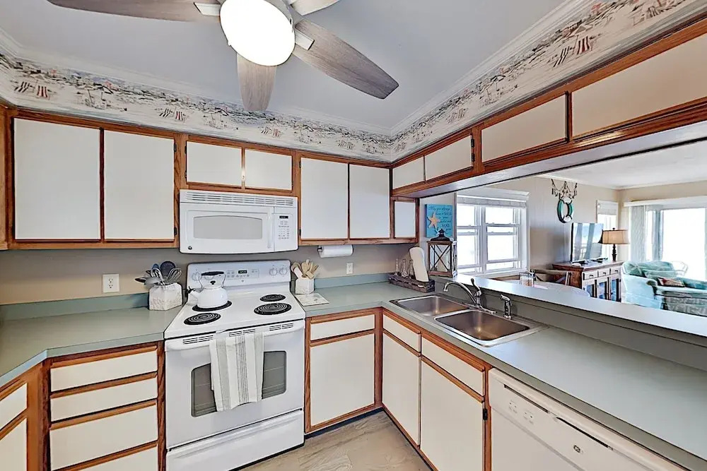 End-unit Ocean Pier W/ Ocean Views & Pool 2 Bedroom Condo
