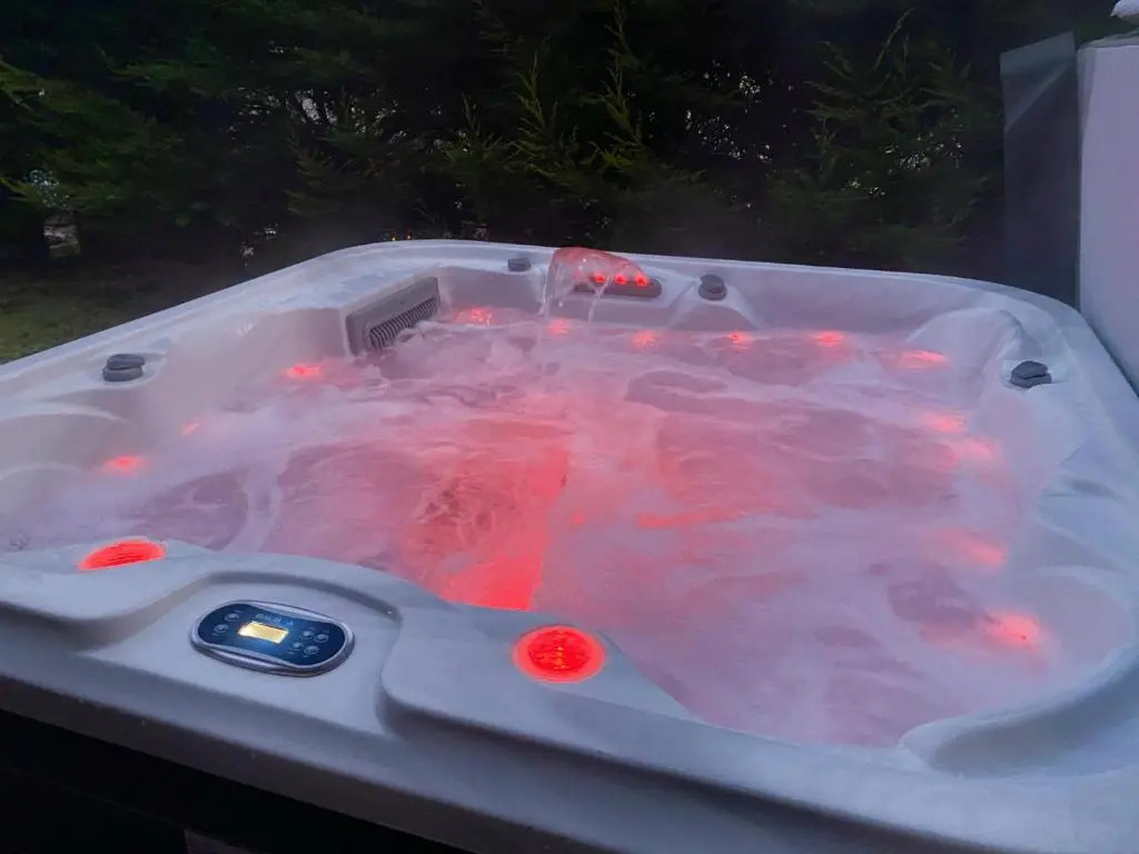 4 Bed House - Sleeps 9 - Hottub - Parking