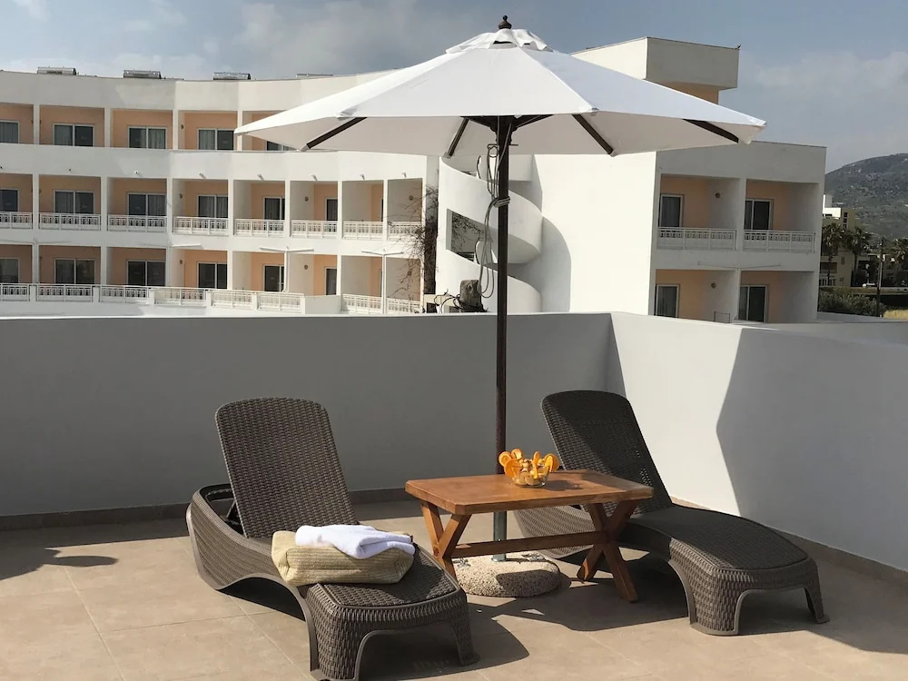 Fotakis Home - Comfortable Newbuilt 2 Bedroom Home, 20 Meters from the Sea