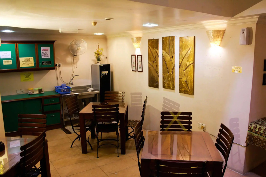 TRAVELLERS LODGE