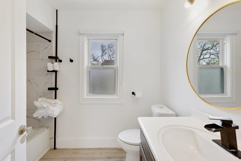 Beautiful Romantic 2 Bedroom House in the City Close to Restaurants and Bars 2 Home by Redawning