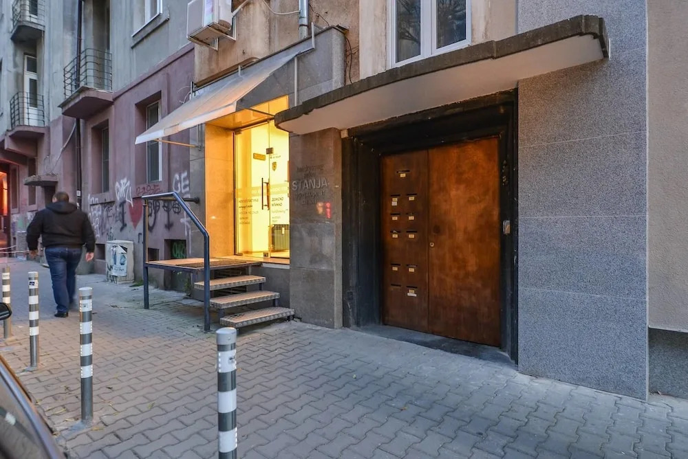 FM Deluxe 1-BDR Apartment - Extravaganzzo
