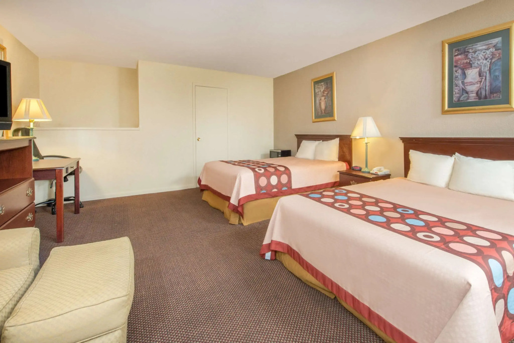 Super 8 by Wyndham Centerville-Richmond