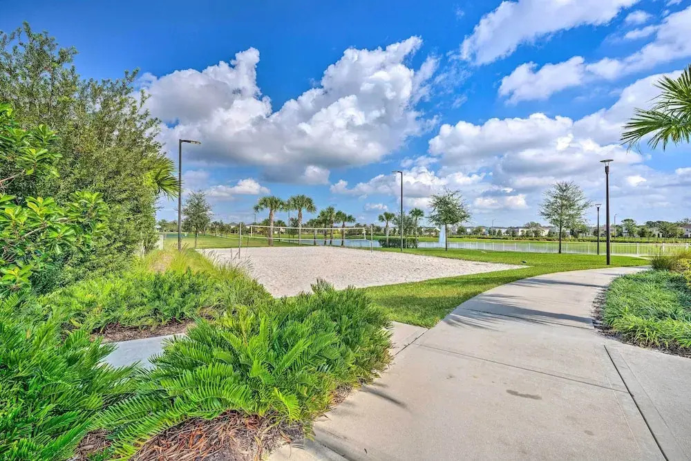 7 Mi to Disney: Townhome w/ Lanai & Pool!