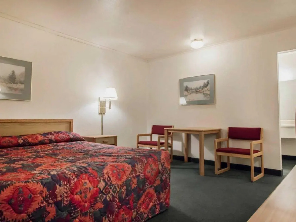 Deer Lodge Motel