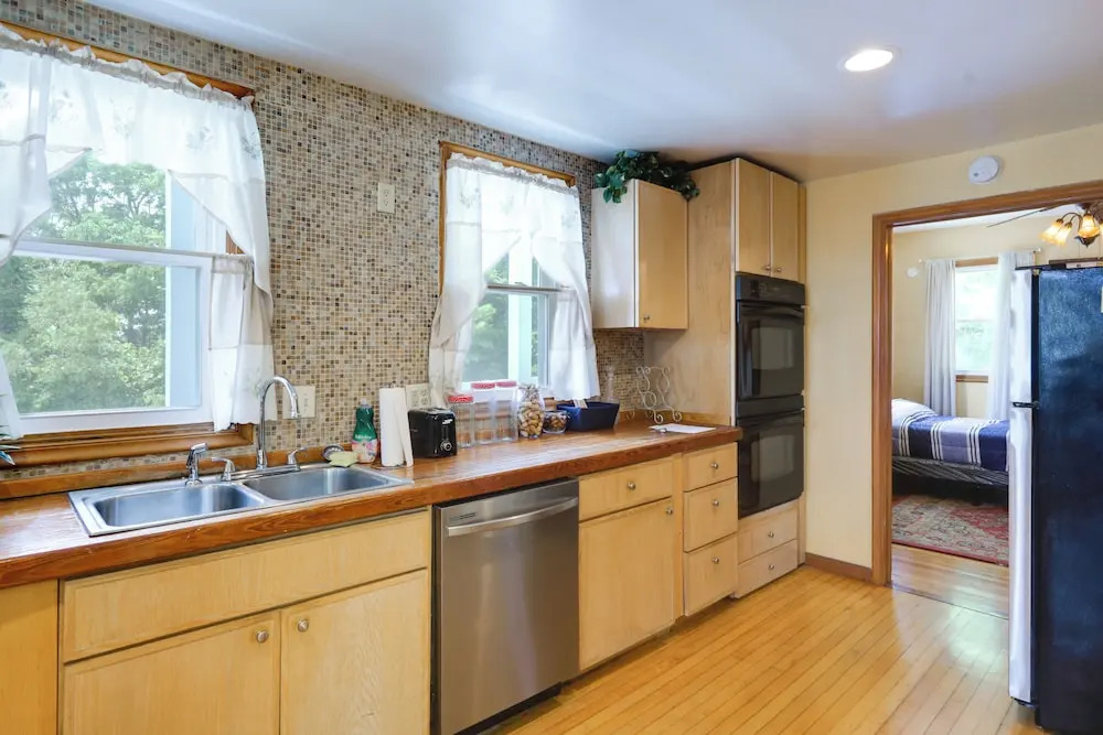 Private Deck & City Views! Spacious Cincinnati Apt