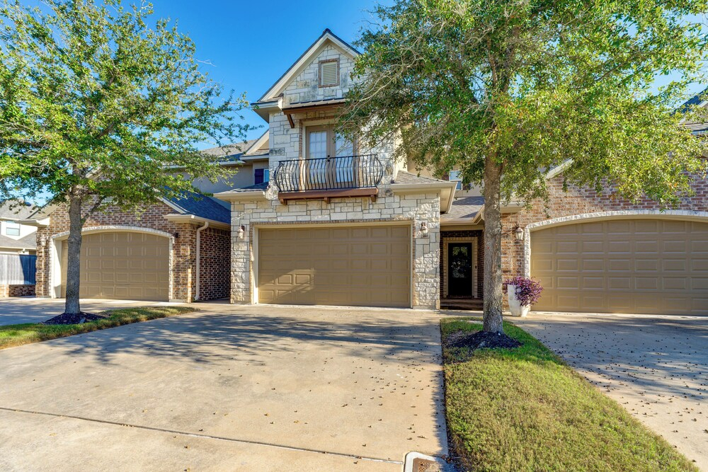Spacious & Family-friendly! Tamu Townhome w/ Yard