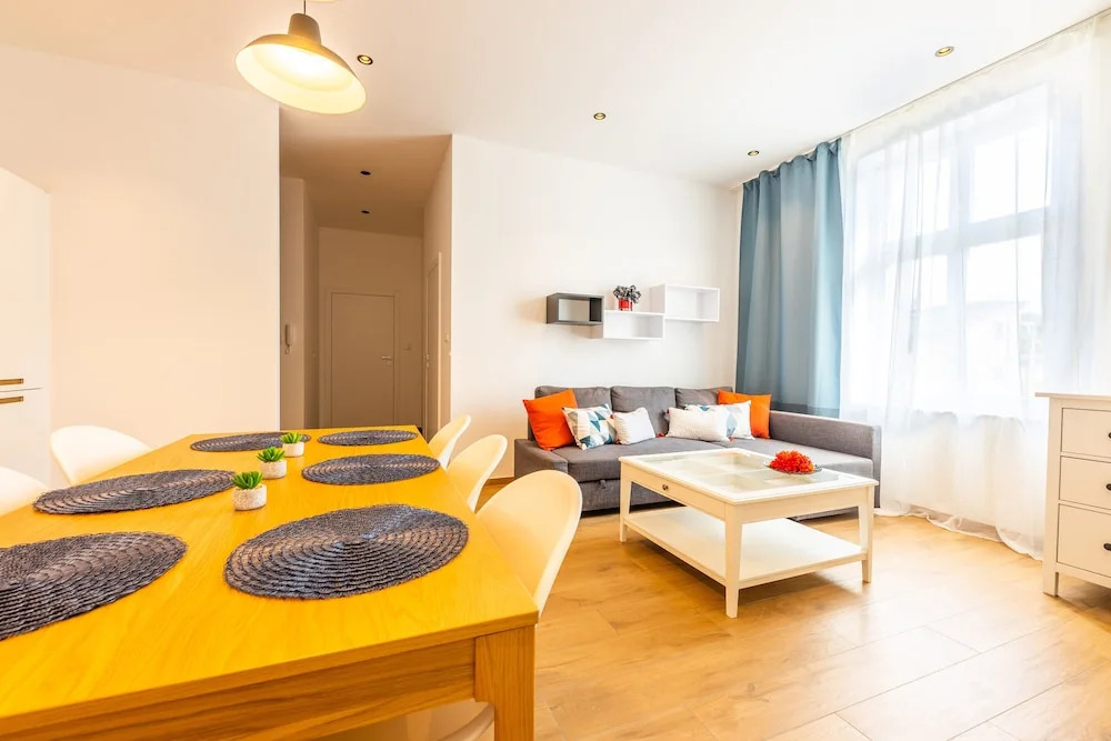Victus Spacious Apartments in the City Center by Noclegi Renters