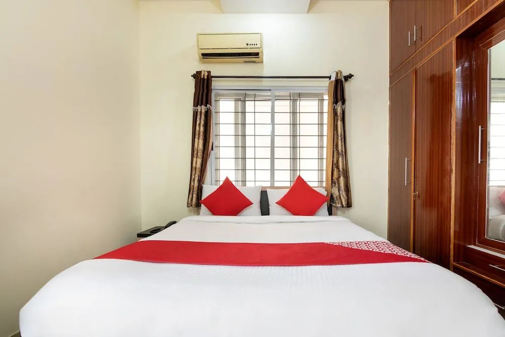Oyo 22900 Sri Sai Suites