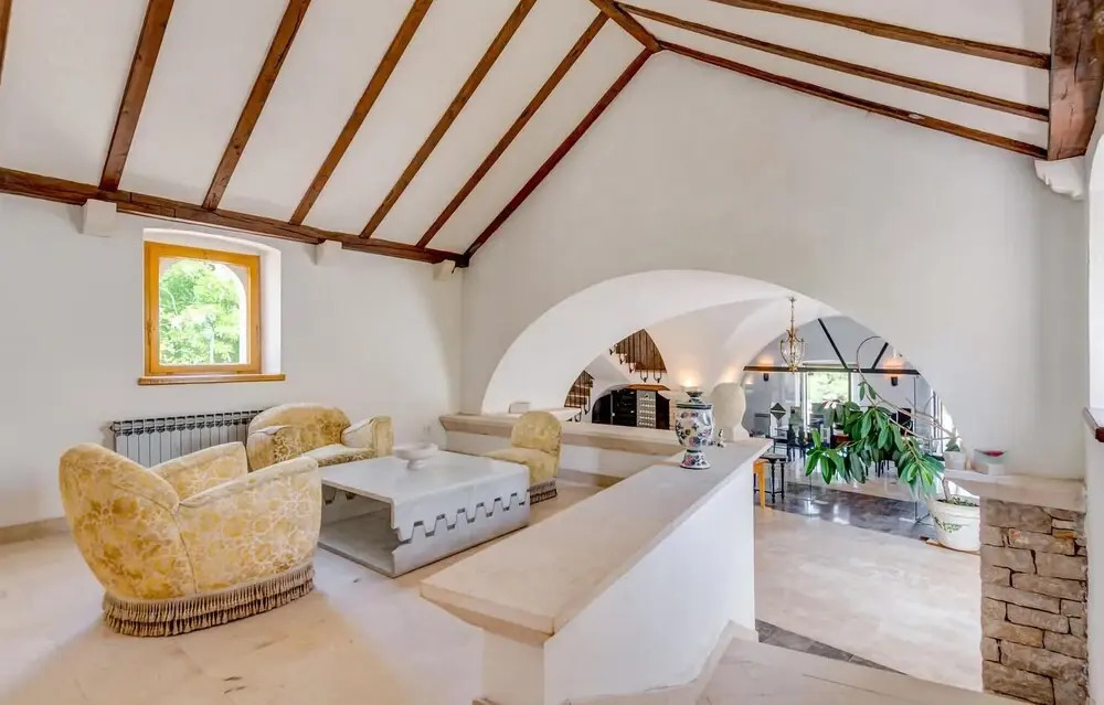Stunning Home in Milna With 5 Bedrooms and Wifi