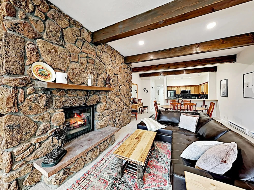 New Listing! Chic Getaway: Pool, Adjacent To Lake 3 Bedroom Condo