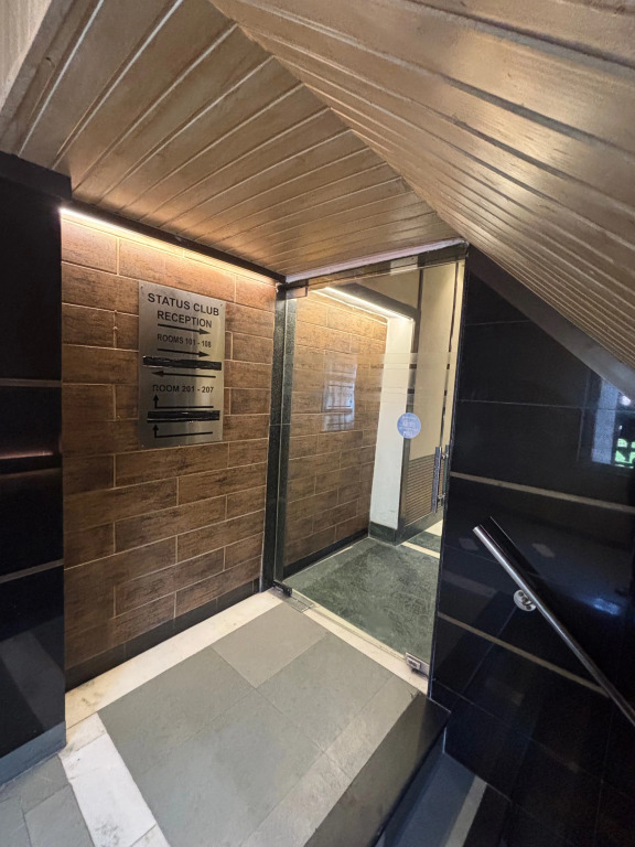 Status Business Hotel - Naveen Market