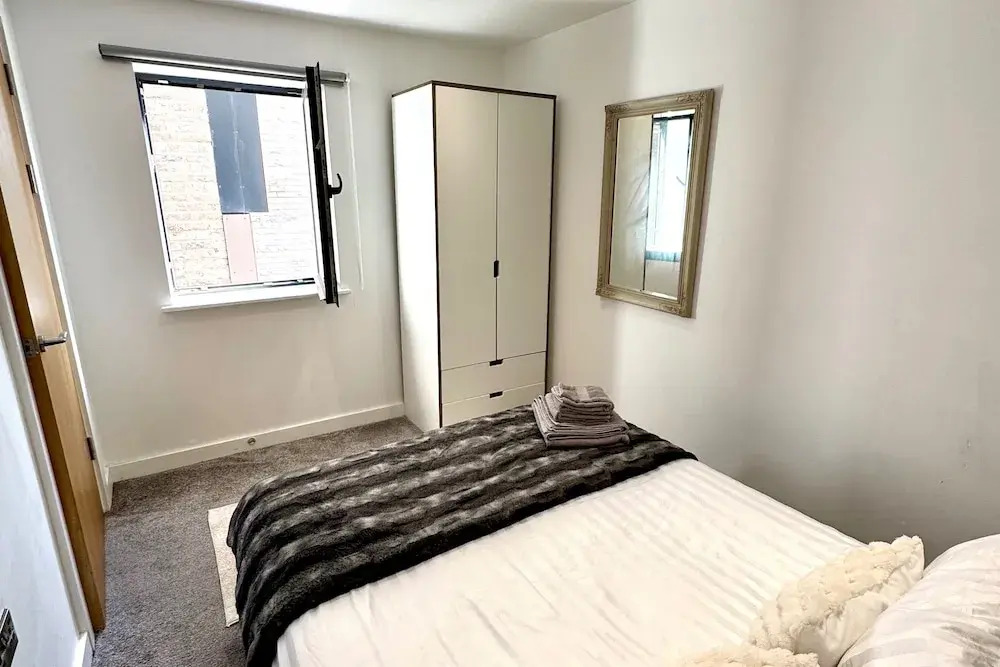 Stylish 2-bed Apt-private Parking-10mins to Centre