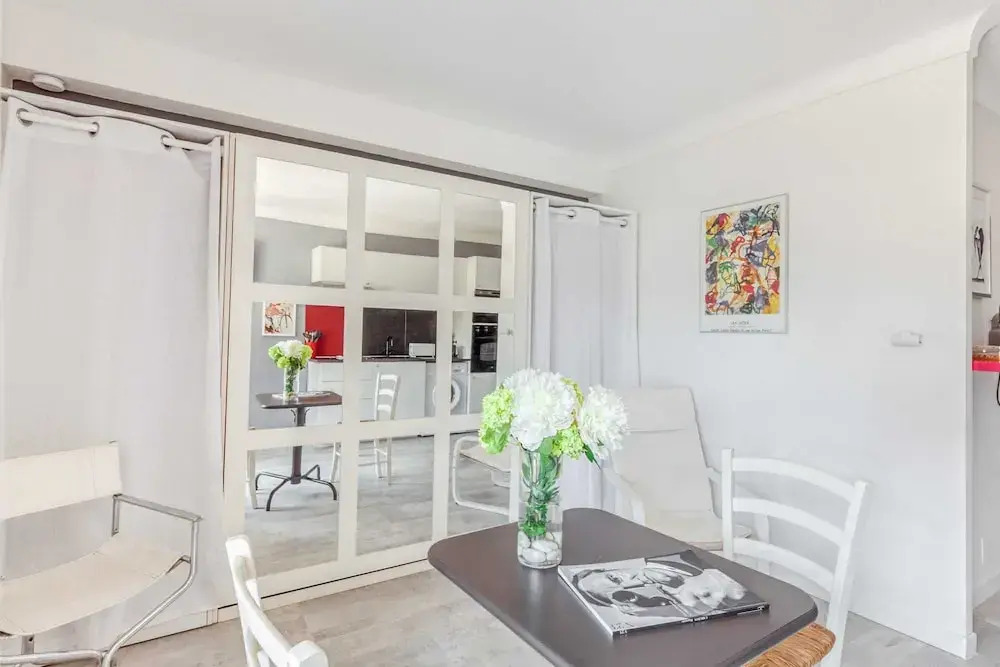 Charming Studio Apartment With Private Balcony in Cannes