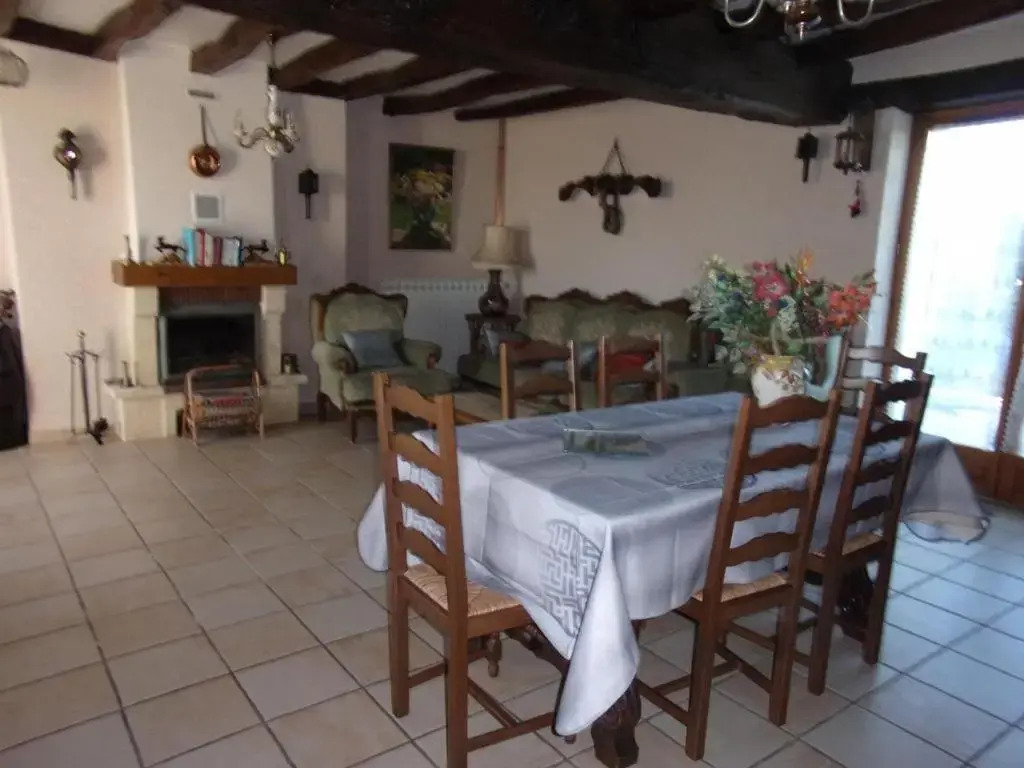 Fermette rénovée, animaux acceptés, internet, Montluçon proche - FR-1-489-83