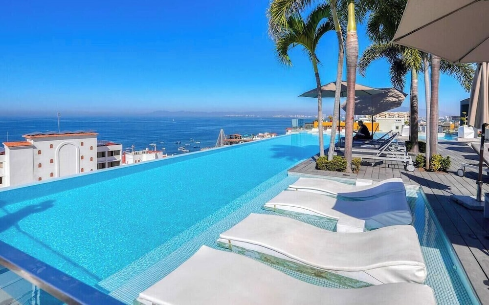 Stunning 2 BR Condo in Romantic Zone - Pool