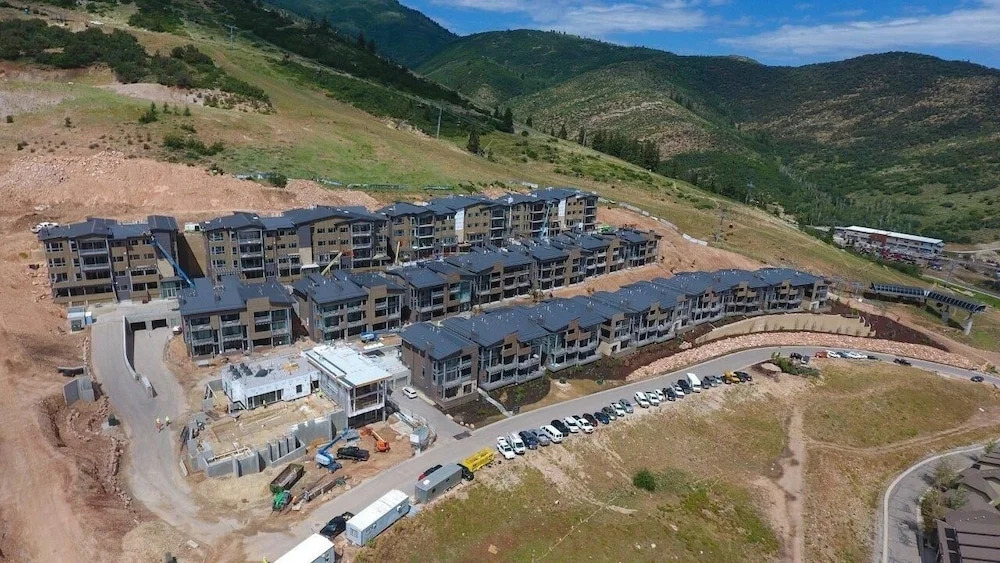 Huge & Newly Constructed 5br/5ba -private Hot Tub! 5 Bedroom Condo by RedAwning