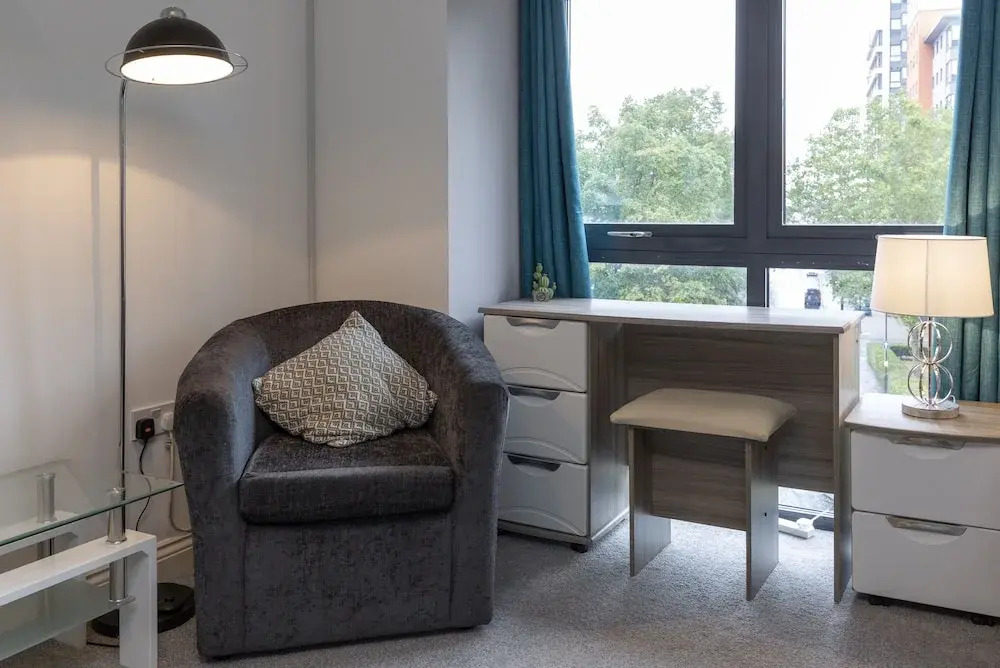 Higher Living - Southampton City Penthouse