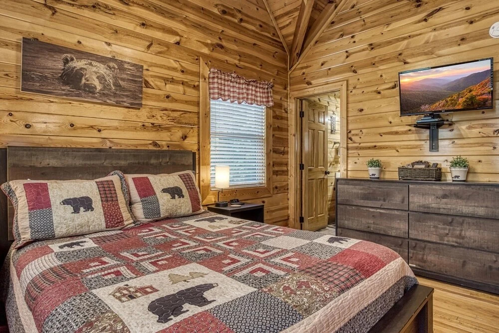 ERN834 - LAKESIDE GETAWAY - GREAT LOCATION! CLOSE TO ALL THE ACTION! cabin