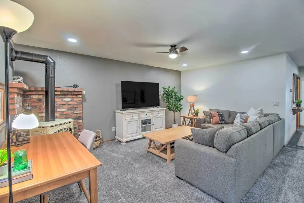 Screened Porch, Fenced Yard: Lakeside Retreat!