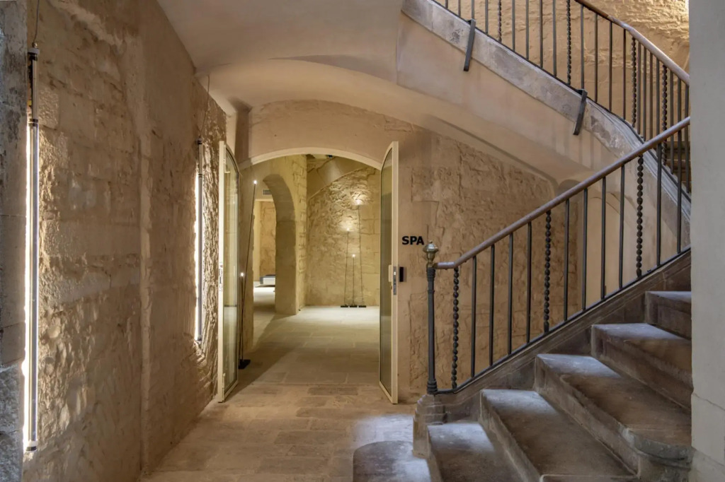 Distinguished apartment with 3 bedrooms, 3 bathrooms and a private terrace with sea views.
