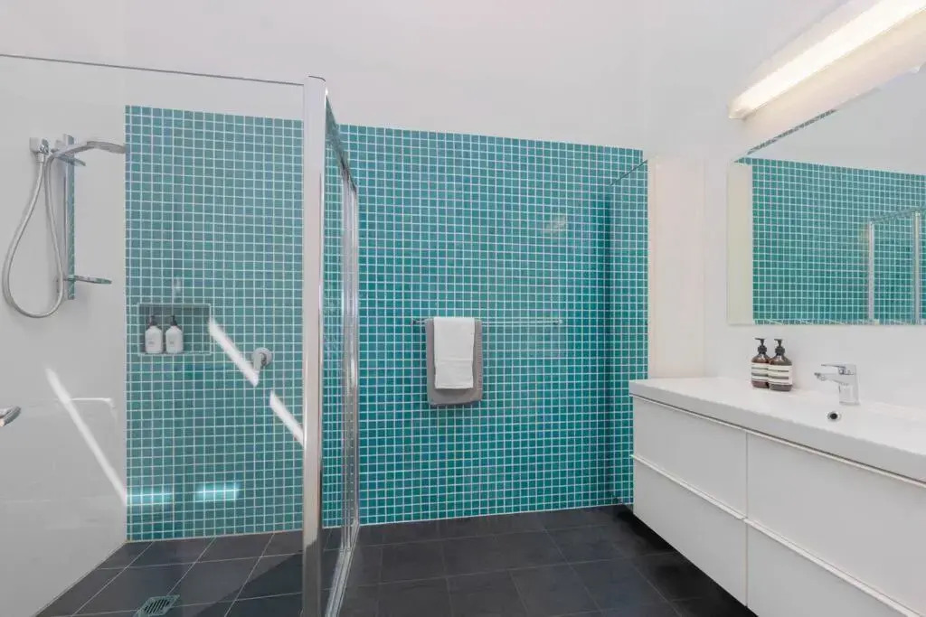 Laze @ Lighthouse - family home with heated pool