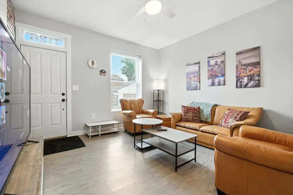 Cozy Historic Row Home- Near Stadiums! 3 Bedroom Home