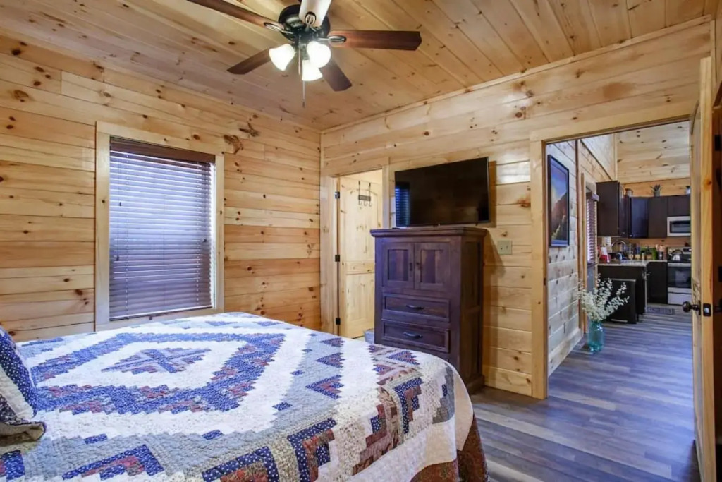 Swimming Bears Lodge Two Cabins with Pools and HotTubs