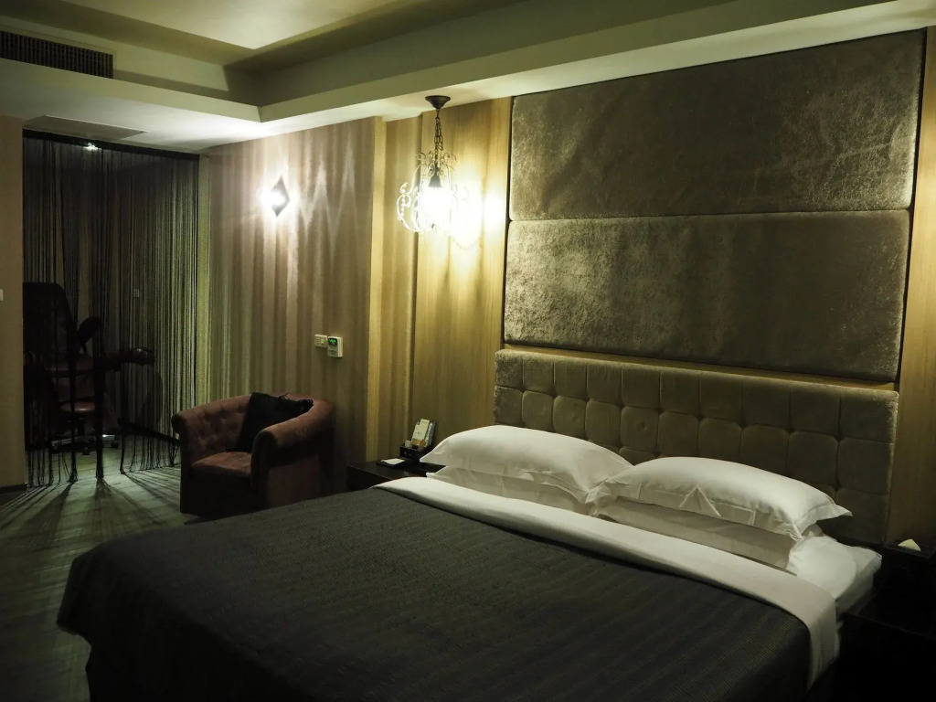 The Riverside Hotel & Motel