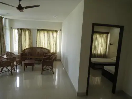 Hotel Lals Residency, Adoor