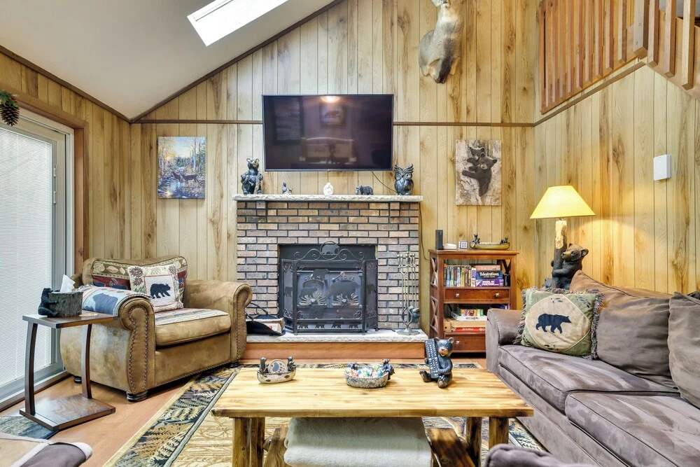 Cozy Bear Den Cabin Game Room & Golf Cart