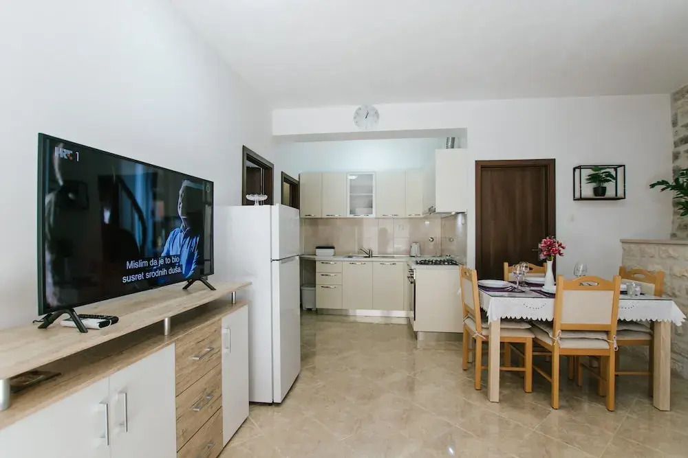 Modern Traditional Apartment w Patio, Near Beach