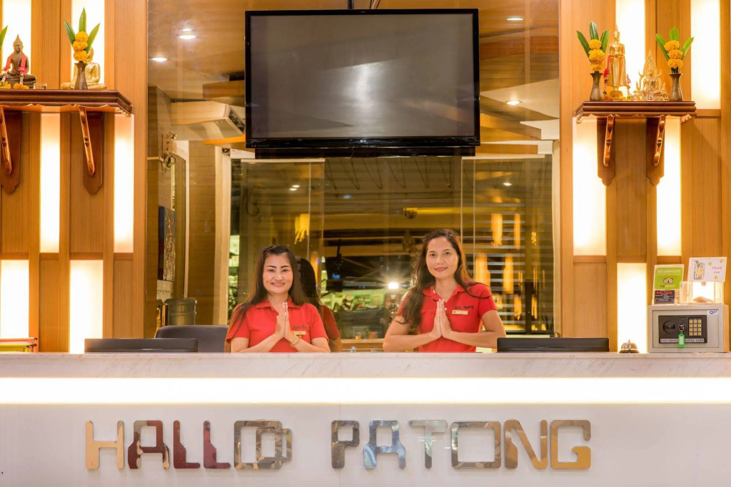 Hallo Patong Hotel - Rooftop Pool - Stunning Mountain Views & OTOP Market