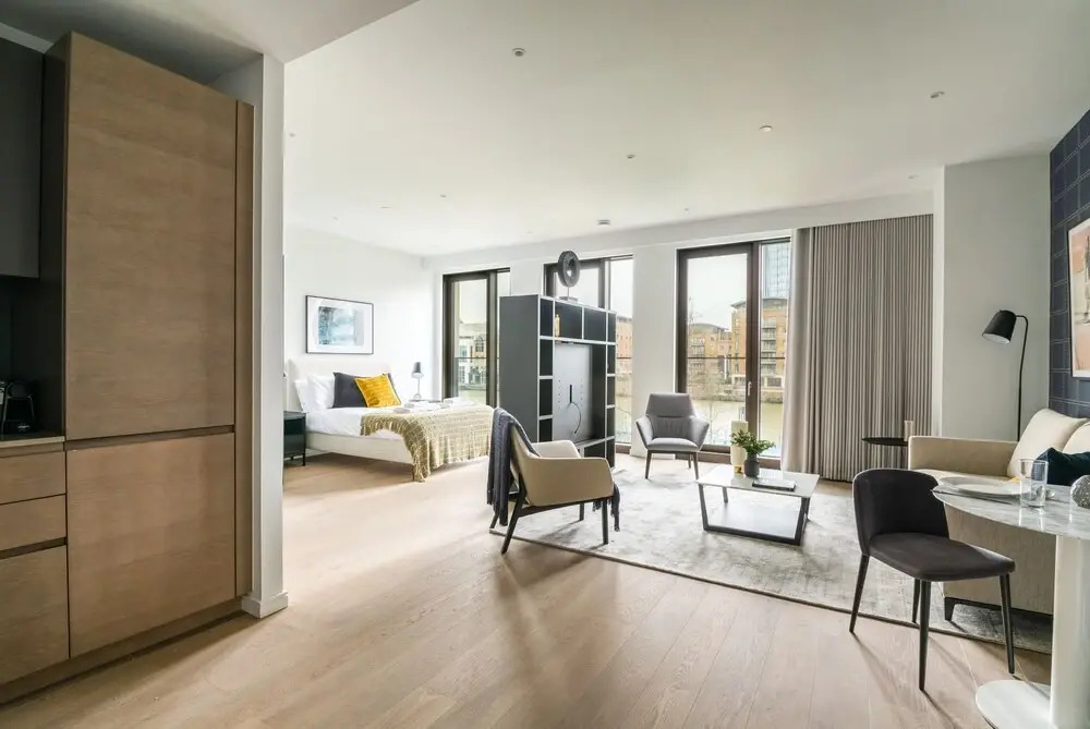 Stylish Studio Apartment With River Views in Londons Bustling Docklands