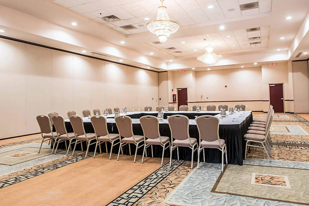 Clarion Inn Elmhurst - Oak Brook near I-88, I-290, I-294