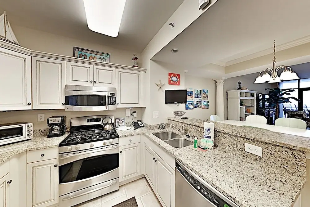 Immaculate Beachfront W/ Resort-style Pools 2 Bedroom Condo
