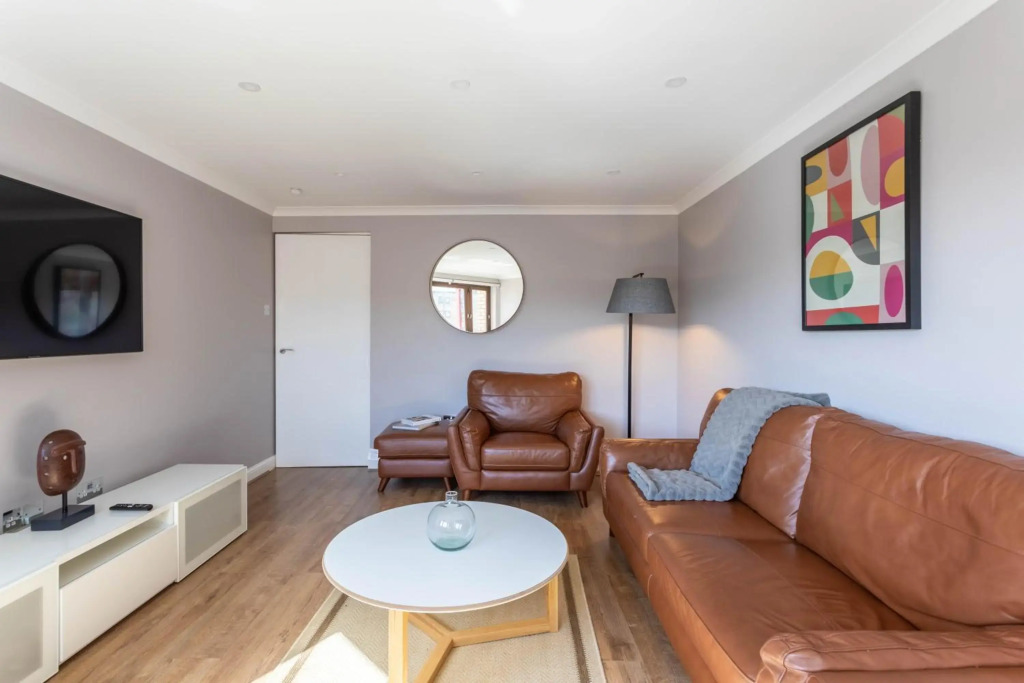 Stunning 1 Bed Merchant City Apartment with Parking